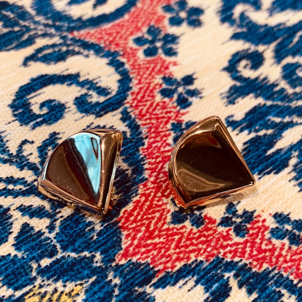 Vintage gold tone earring